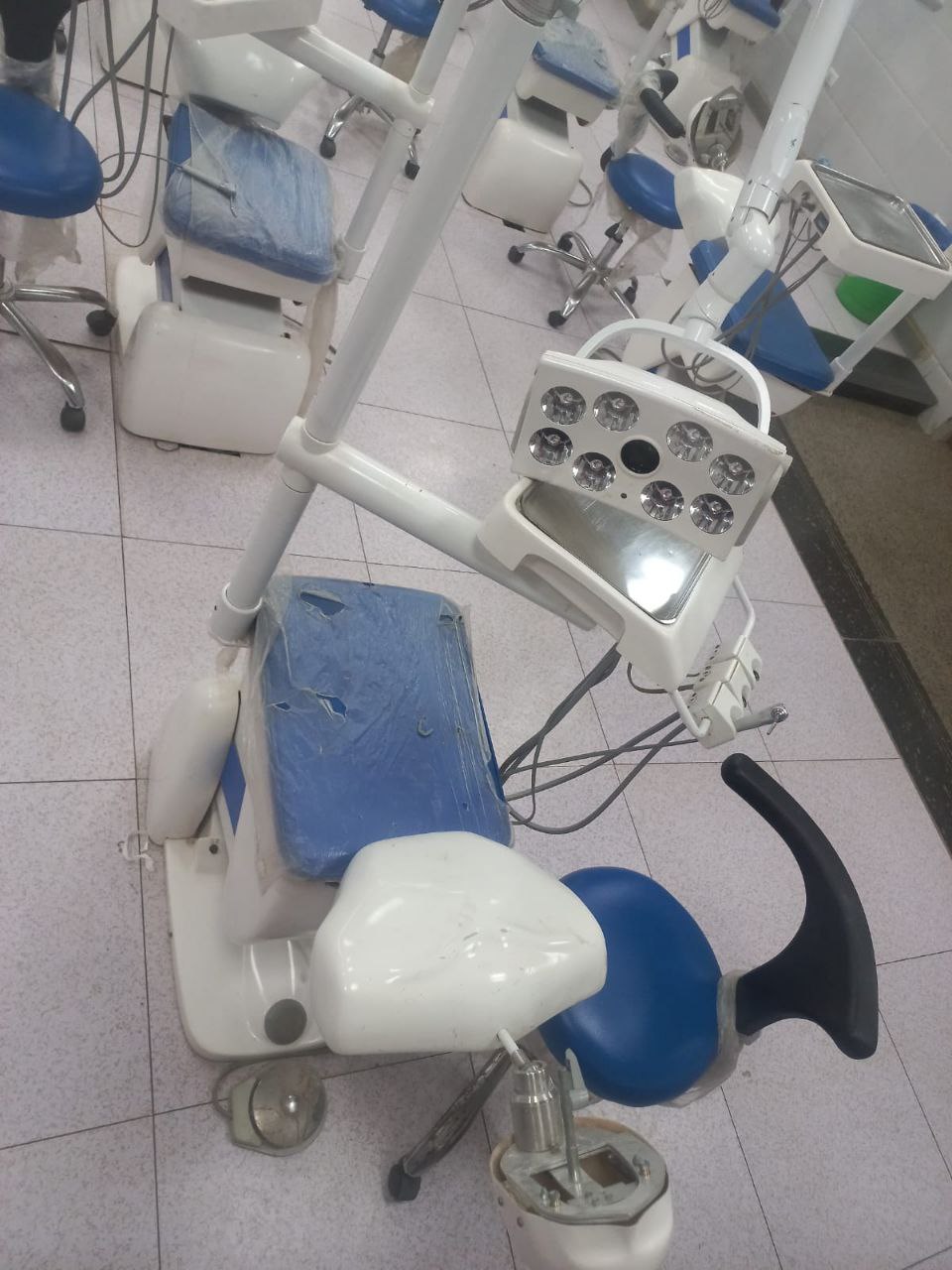 كراسي اسنان دراسية مجهزة