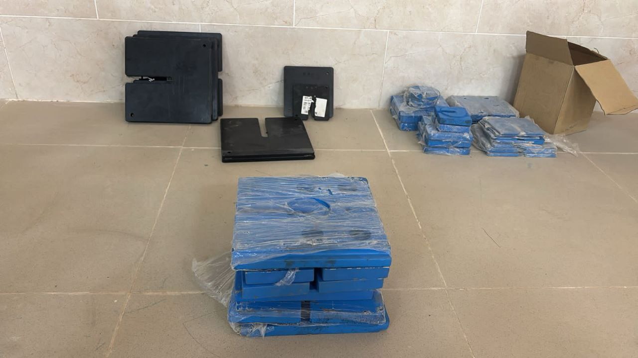 Set of Weights 100 kg Slotted Normal stress is applied to the specimen through the lever loading device and the appropriate slotted weights