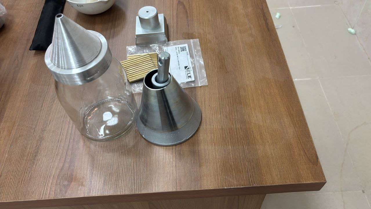 Pyknometer Complete with Non-Corrodable Cone and Rubber Seal 1 kg Capacity