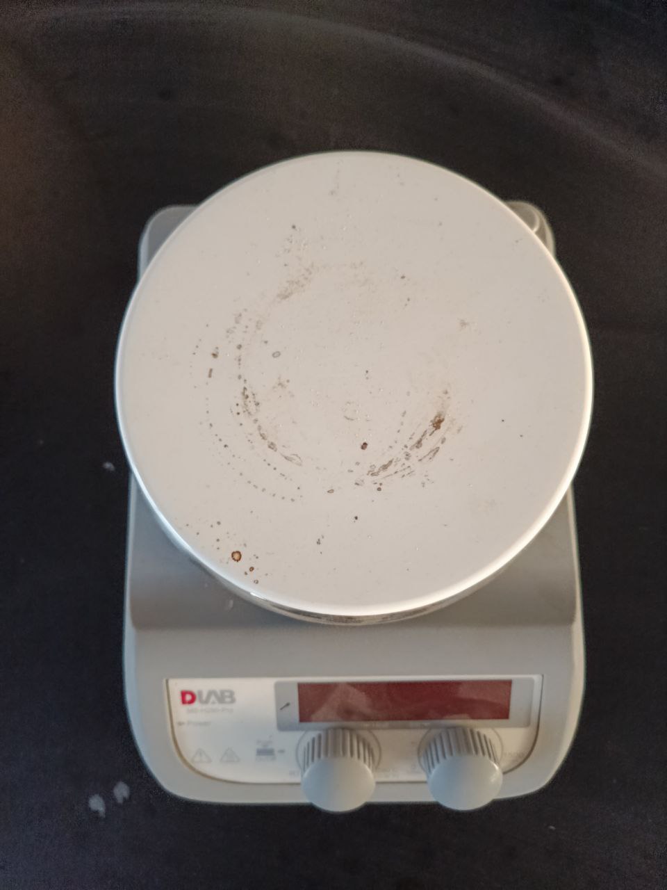 Hot plate magnetic stirrer