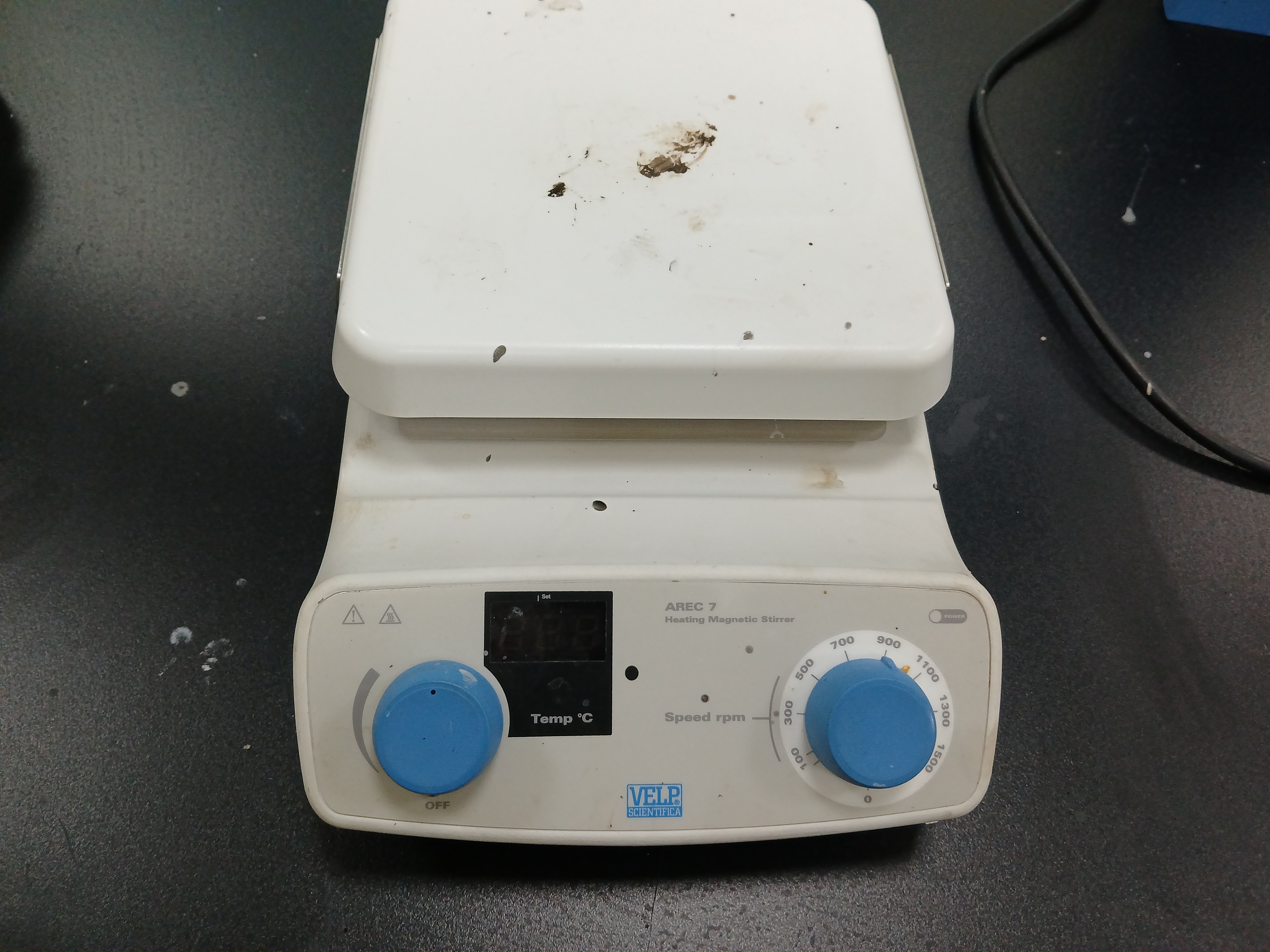 Hot plate magnetic stirrer