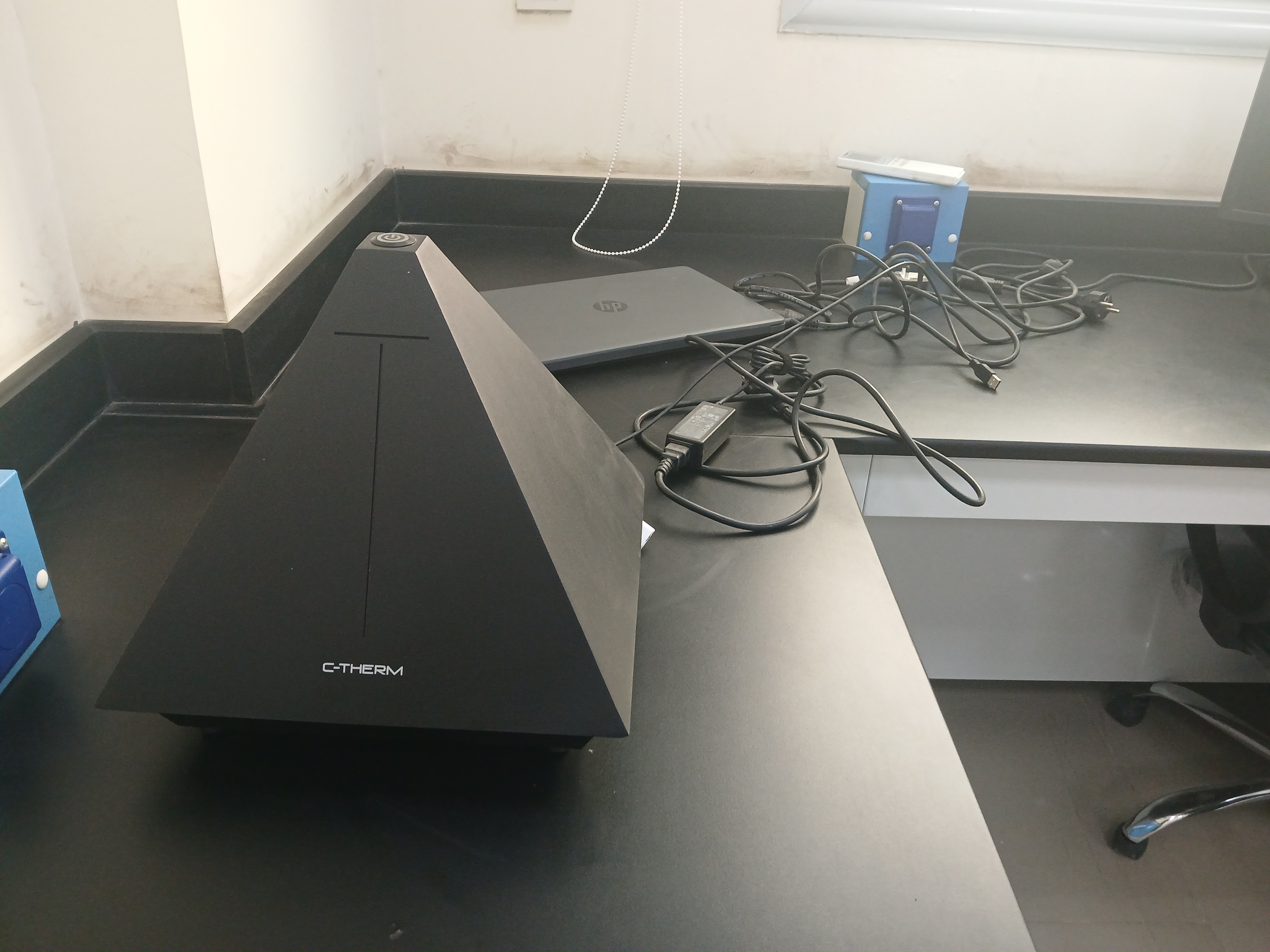 Thermal conductivity analyzer