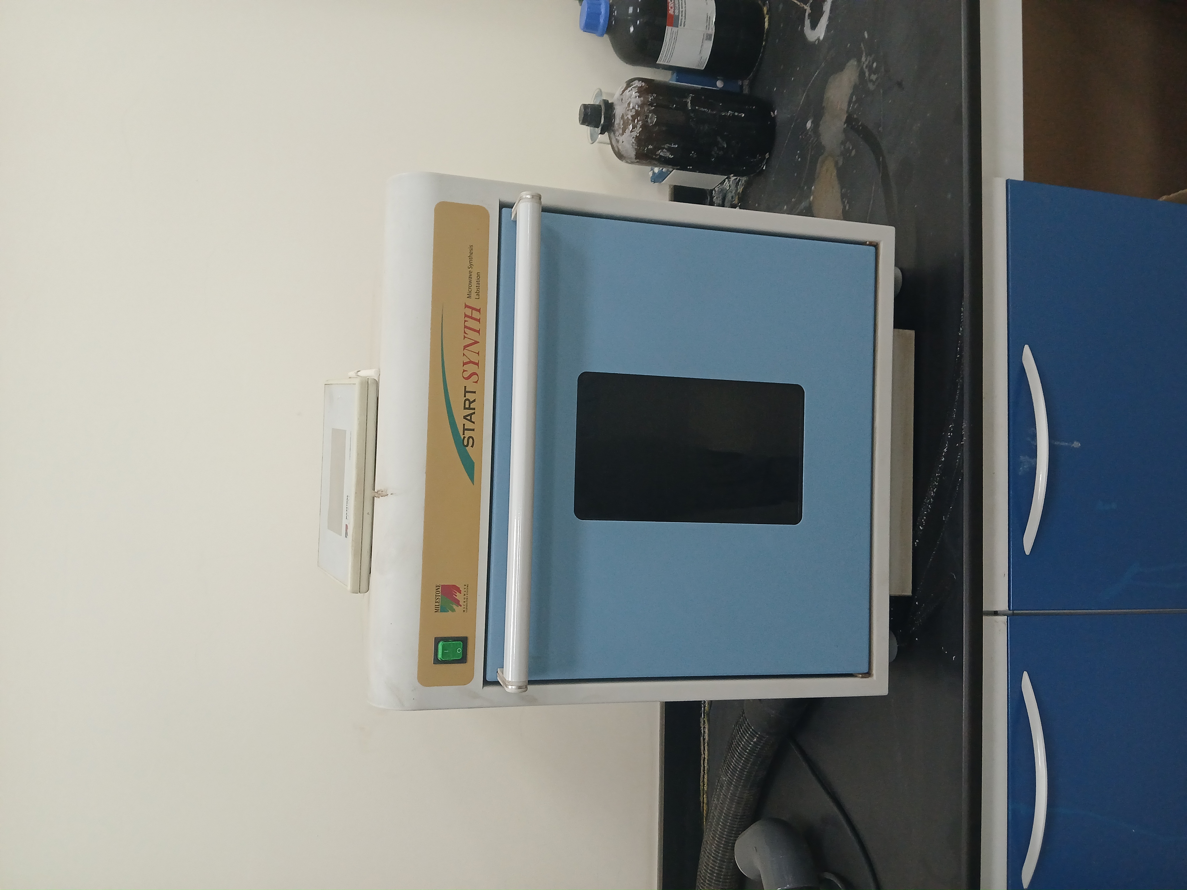 Microwave synthesis labstation