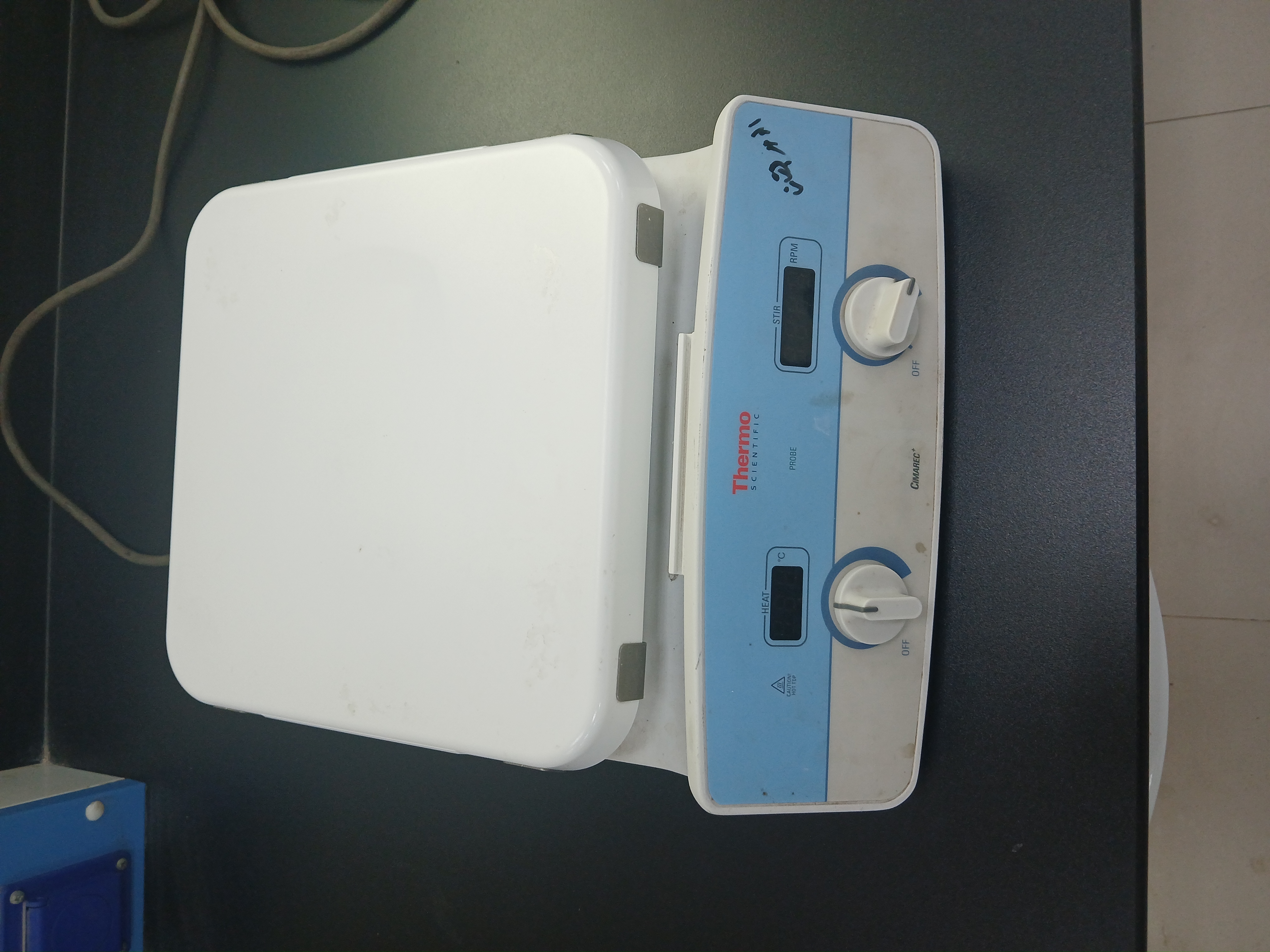 Hot plate magnetic stirrer