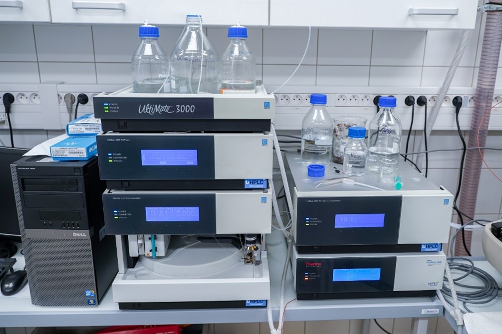 Ultra-high-performance liquid chromatograph (UHPLC). Apparatus