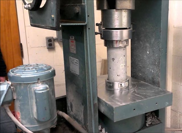 Determination of the breaking stress of a concrete cylinder